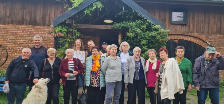 Wyjazd do Szczęsnego – zajęcia jogi dla seniorów.